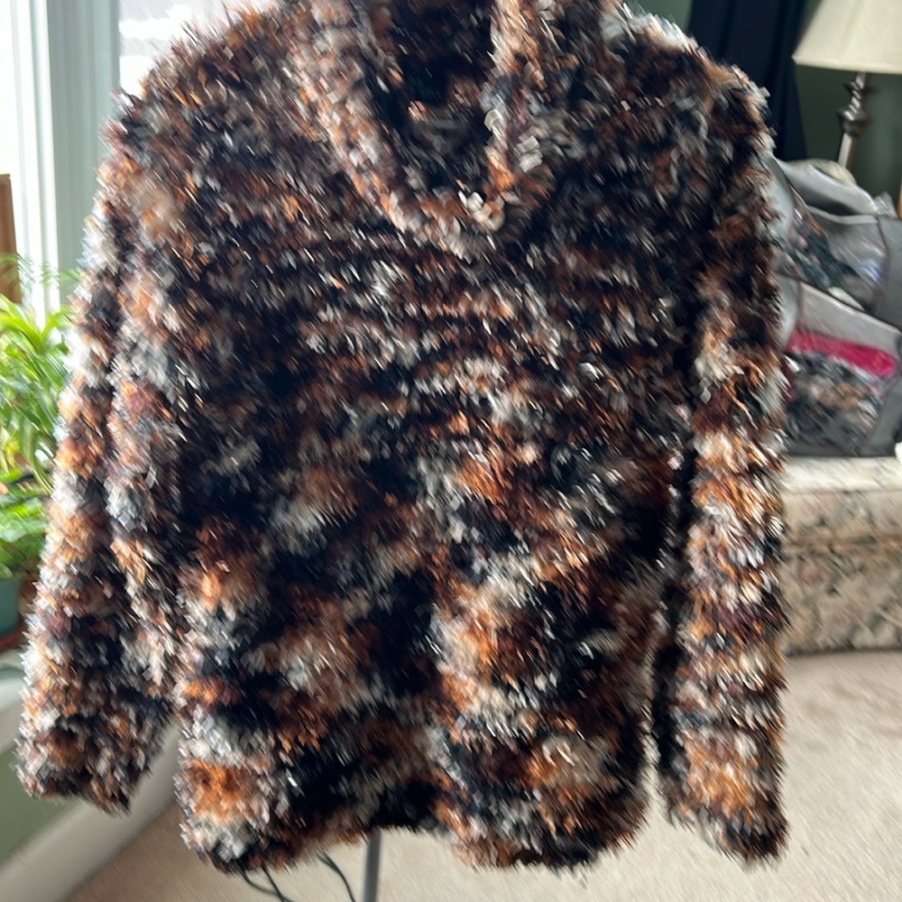 K10.    Small Oscar Maxx Eyelash Sweater